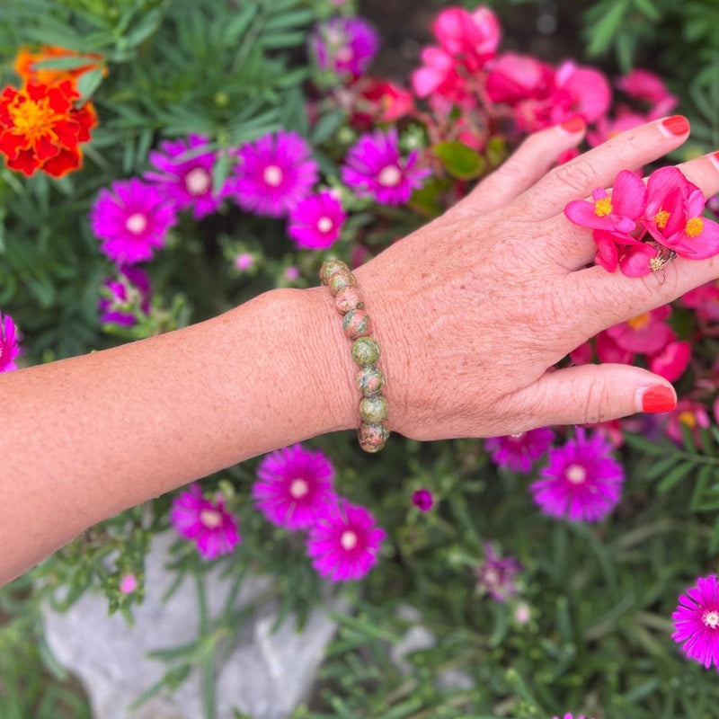 Experience the harmonious connections and deep healing energies of our Unakite Harmony Bracelet. Crafted from the beautiful Unakite gemstone, this bracelet combines the soothing vitality of greens with the affection and empathy of pinks, creating a powerful fusion of energies.