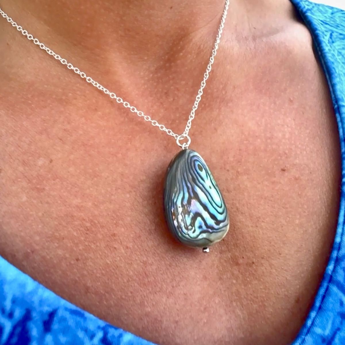 "Coastal Treasures" is a necklace that celebrates the raw and untamed beauty of nature. 