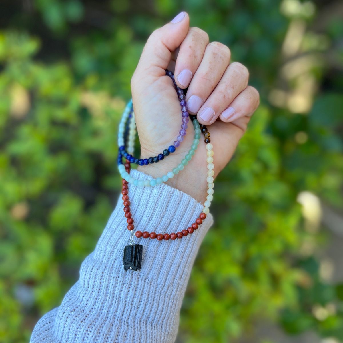 The chakras, or energy points, that exist within each of us, guide us as we come into our spiritual power. This Flowing Energy Chakra Necklace helps you align your chakras and enables a continuous energy flow. 