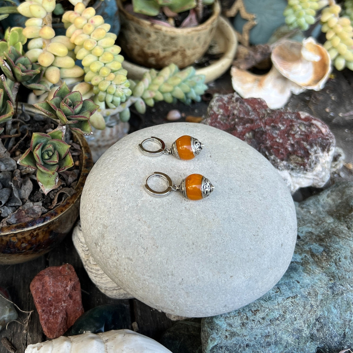 At the heart of the "Himalaya Harmony Earrings"  is a piece of Carnelian gemstone. Carnelian is known as the self-esteem gemstone because it is such a powerful motivator. It helps you to overcome the various parts of your personality that may be holding you back allowing you to claim your destiny. 