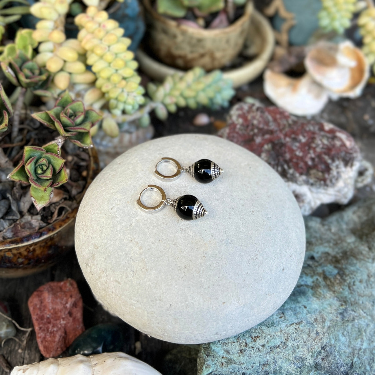 At the heart of the "Himalaya Harmony Earrings"  is a piece of Onyx gemstone. Onyx helps one have self-control and anchors one’s flighty energy into a more stable way of life. It is this stone of inner strength and endurance, helping one to carry even the most difficult task to completion. 