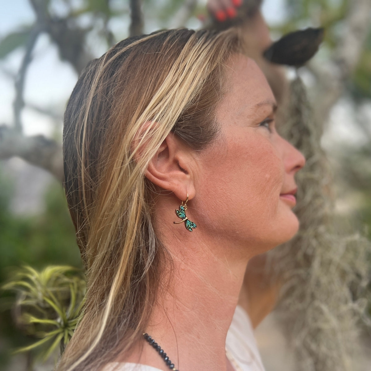 The Dragonfly Whispers Earrings are tokens of resilience and inner strength. Like the dragonfly's fleeting yet powerful flight, they inspire you to navigate life's transitions with courage and grace