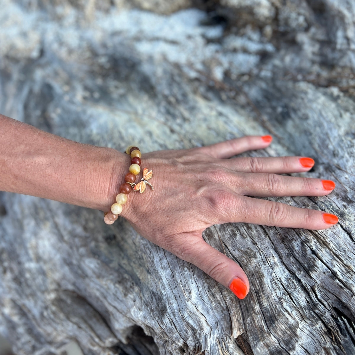 Allow the Dragonfly Whispers Bracelet to light your way, inspiring you to glide effortlessly through life's transformations, plunge into the depths of self-awareness, and radiate your authentic brilliance with every step you take.