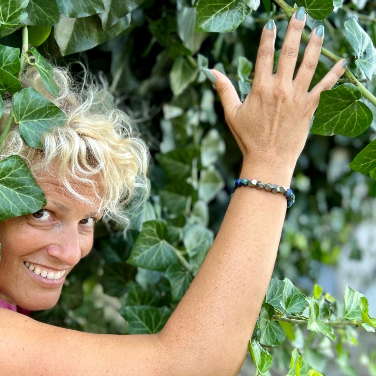 The "Joyful Connections Bracelet" is a symbol of the happiness that comes from meaningful connections and the radiant energy of joy in one's life.The "Joyful Connections Bracelet" is a symbol of the happiness that comes from meaningful connections and the radiant energy of joy in one's life.