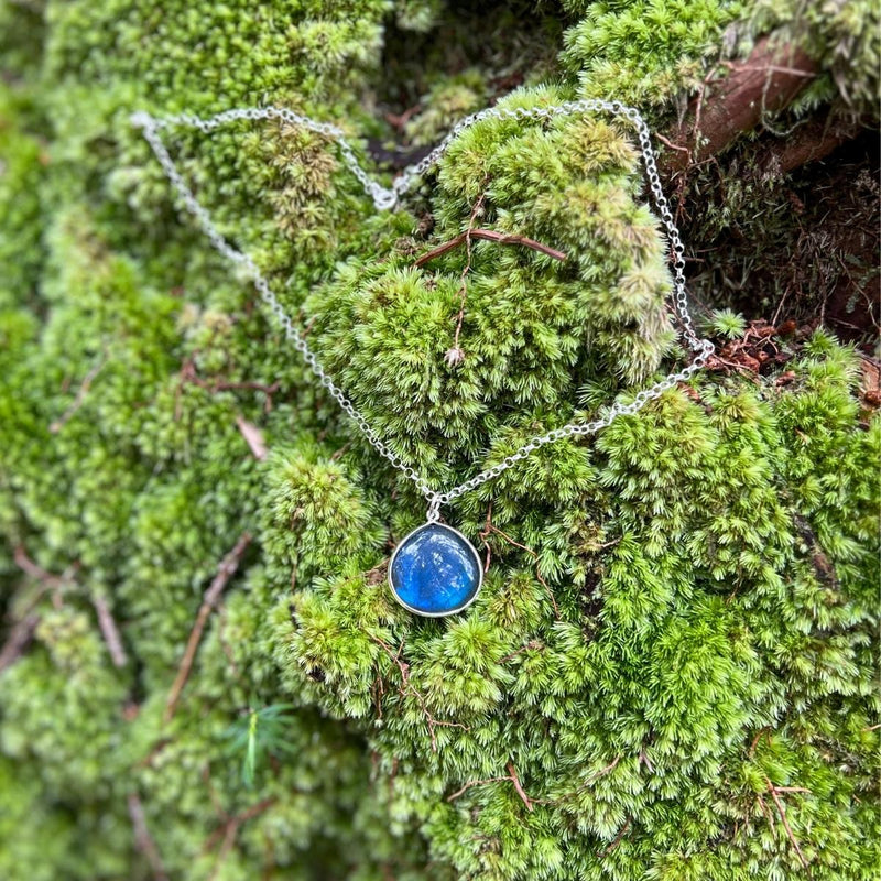 The Magic Mindset Labradorite Necklace is a beautiful sterling silver necklace that features a stunning, 1 inch teardrop-shaped labradorite stone as its centerpiece. Labradorite is a unique crystal known for its iridescent hues and ability to enhance positivity, intuition and spiritual awareness.