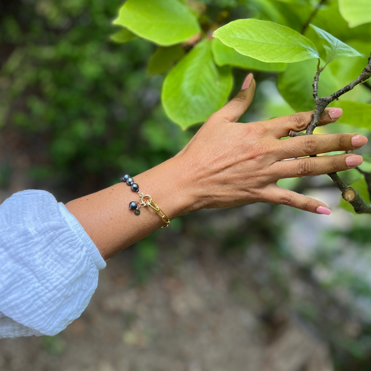 Gold paperclip chain bracelet with iridescent peacock pearls — Modern Heirloom Collection by Gogh Jewelry Design