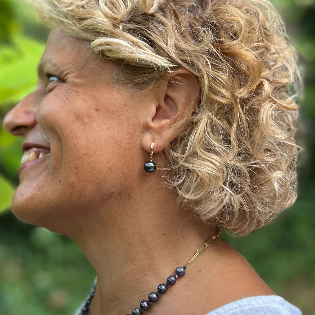 Effortless Beauty — Peacock Pearl Earrings (Gold)