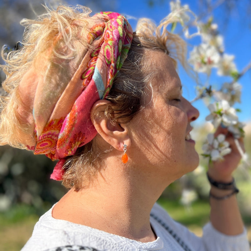 The vibrant Petite Sparkle - Carnelian Earrings are meticulously crafted for individuals who embrace a free-spirited lifestyle, resonate with crystal healing, and desire the energizing warmth of Carnelian. 