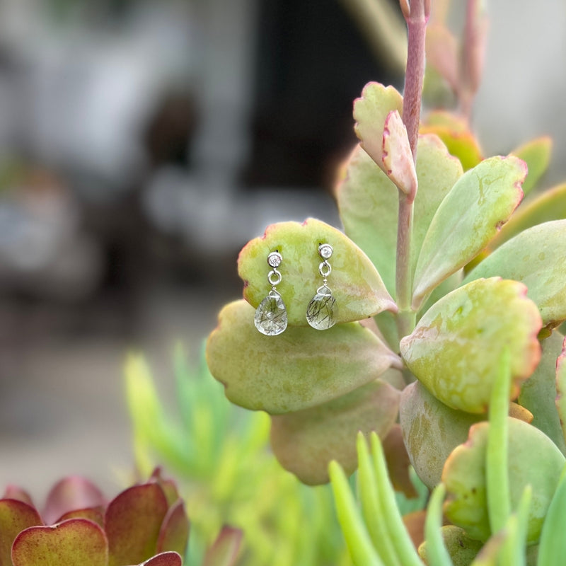 The captivating Petite Sparkle - Rutilated Quartz Earrings are meticulously crafted for individuals who embody a free-spirited lifestyle, resonate with crystal healing, and seek the mesmerizing energy of Rutilated Quartz. 