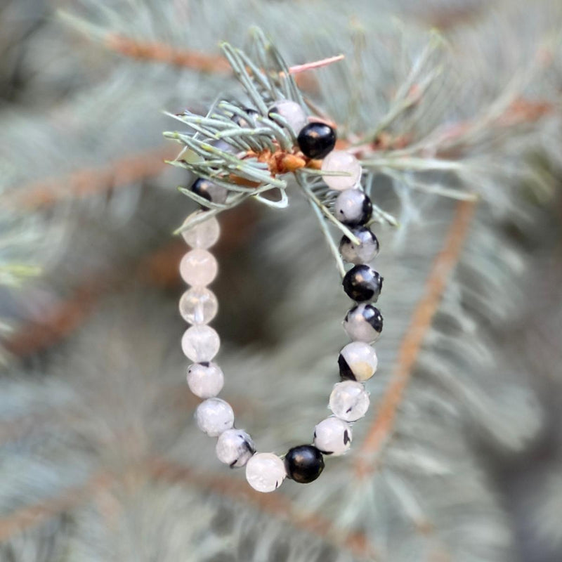 A bracelet made of Rutilated Quartz that encourages us to getting out of our comfort zone. This Limitless Living Bracelet reflects the stone's ability to promote self-realization, self-discovery, and wisdom, helping us to accept challenges and move beyond our limits to live a limitless life.