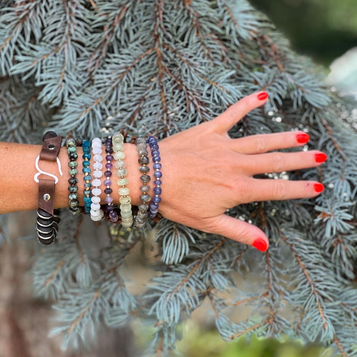 White Rainbow Moonstone AAAAA quality crystal bracelet (Peace, Calm,  Intiution) – rounded – 1pc - Moksa