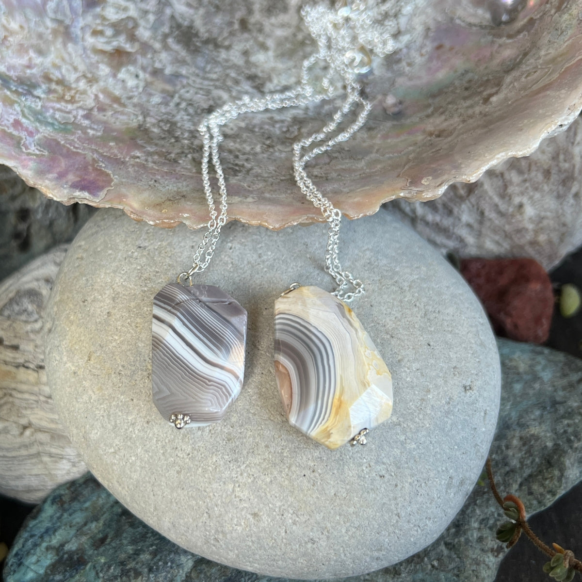 Agate is THE gemstone everyone should have for protection. Agate crystal is believed to enhance intelligence, and make its wearer more articulate. It attracts strength, protects from bad dreams, stress and energy drains. 