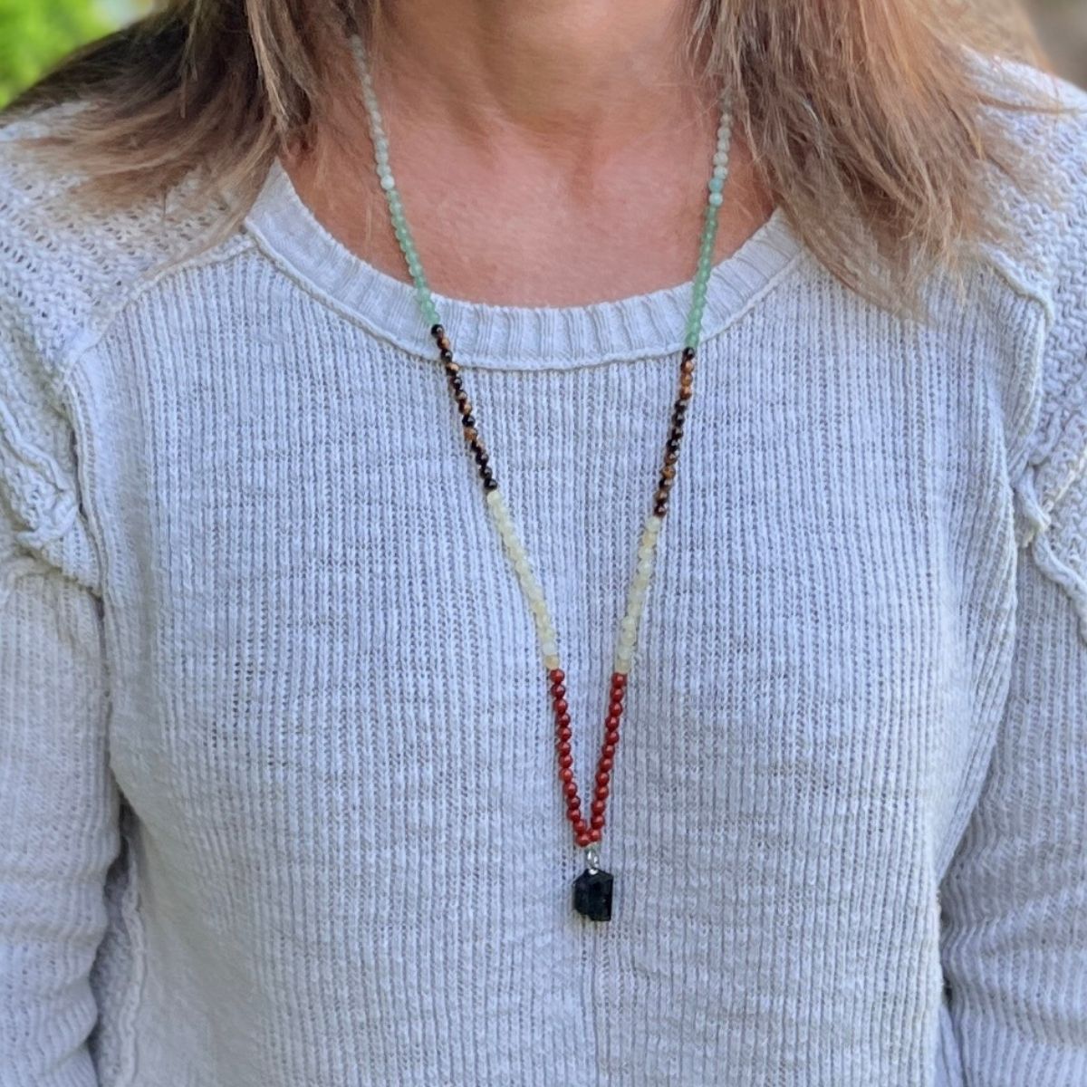 The chakras, or energy points, that exist within each of us, guide us as we come into our spiritual power. This Flowing Energy Chakra Necklace helps you align your chakras and enables a continuous energy flow. 