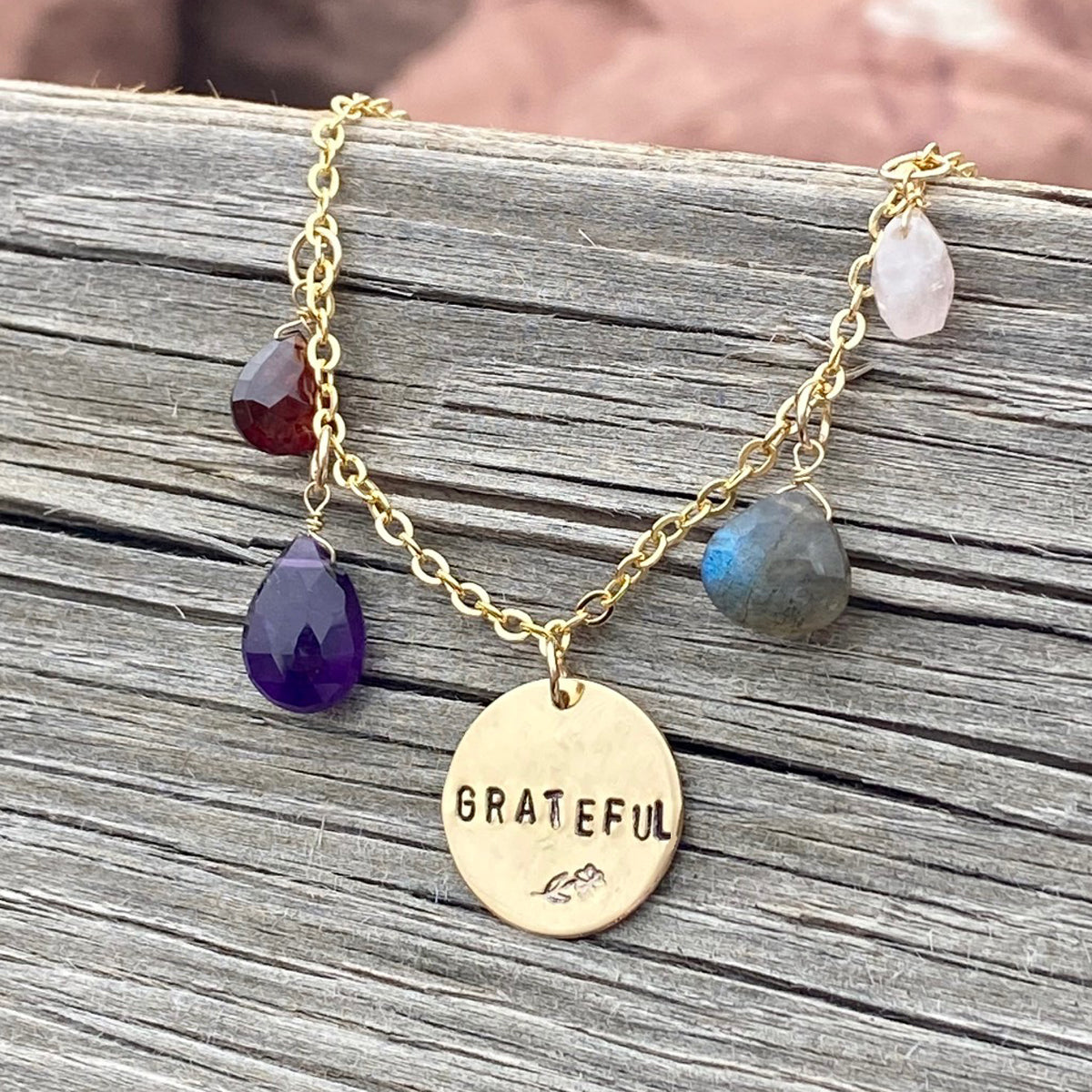 GRATEFUL Motivational Gold Necklace with Healing Crystals for Gratitude Practice. What are grateful for? It has been Scientifically proven, having a gratitude practice  increases happiness and empathy, reduce depression and anxiety.  Gratitude is an Attitude. ⁣⁣Wear these crystals for cultivating Gratitude.